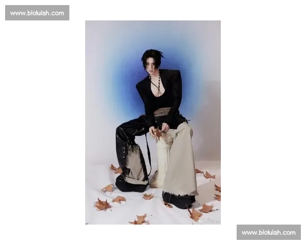 王琳凯胸肌引热议!皮衣造型藏不住健硕身材